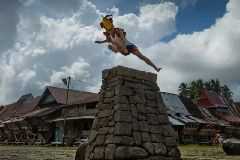 Fahombo Batu Simbol Kedewasaan Pemuda Nias Selatan