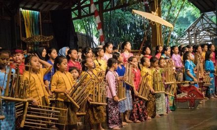 Alat Musik Angklung Yang Tradisional Dari Indonesia