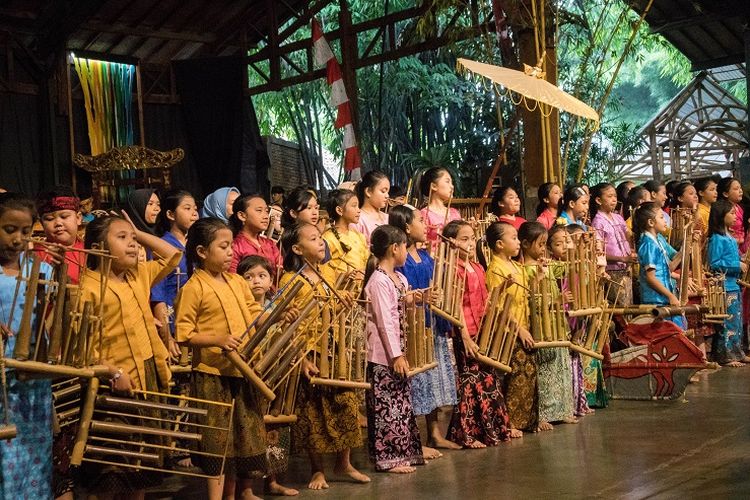 Alat Musik Angklung Yang Tradisional Dari Indonesia