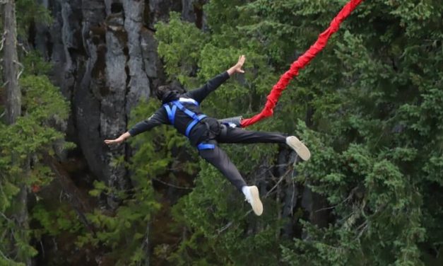 Olahraga Ketinggian Bungee Jumping Sangat Ekstrem