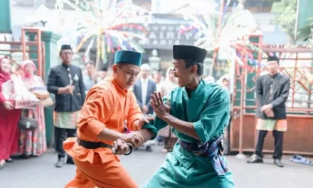 Budaya Betawi Dengan Menampilkan Seorang Palang Pintu