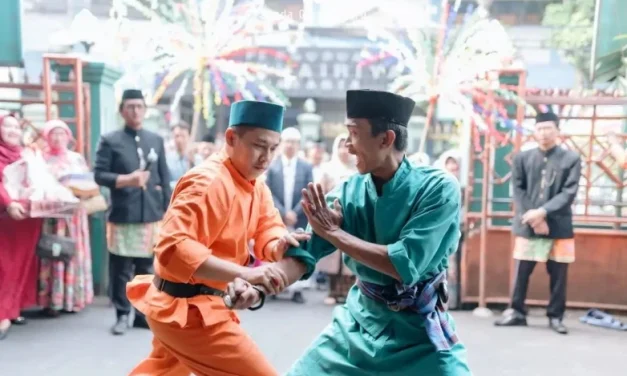 Budaya Betawi Dengan Menampilkan Seorang Palang Pintu