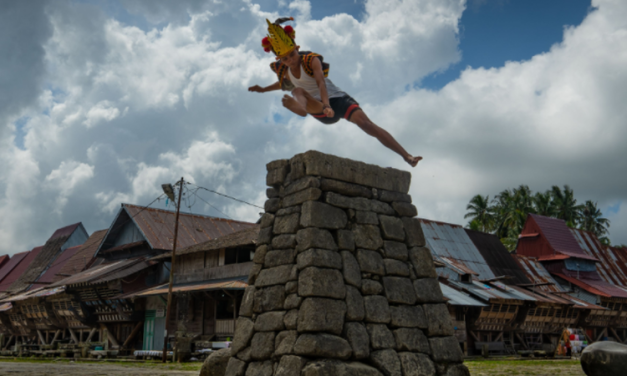 Budaya Nias Memiliki Olahraga Khas Yaitu Lompat Batu Fahombo