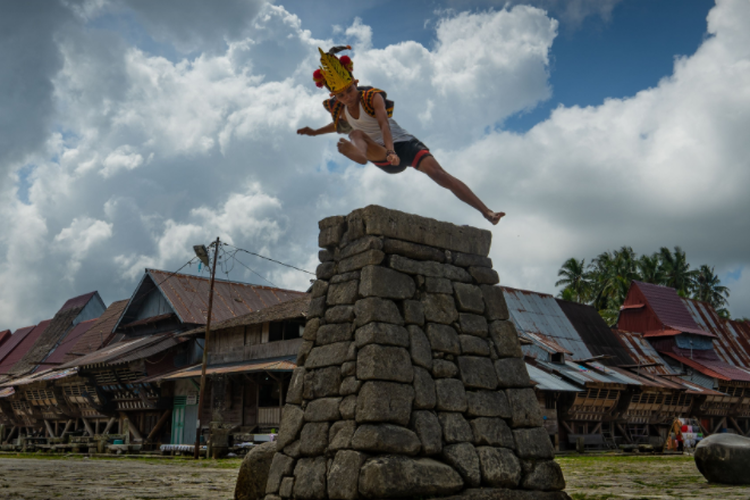 Budaya Nias Memiliki Olahraga Khas Yaitu Lompat Batu Fahombo