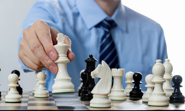 Memainkan Strategi Di Atas Olahraga Papan Catur