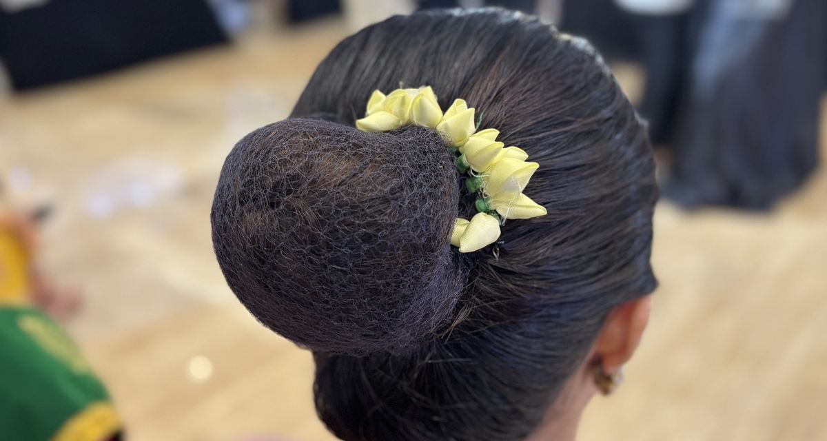 Penggunaan Sebuah Konde Pada Gaya Rambut Perempuan