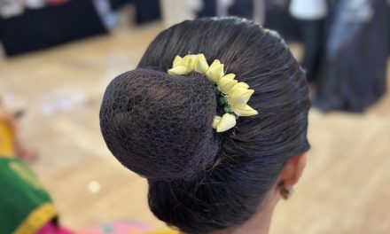 Penggunaan Sebuah Konde Pada Gaya Rambut Perempuan