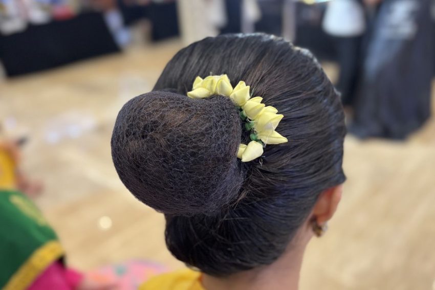 Penggunaan Sebuah Konde Pada Gaya Rambut Perempuan