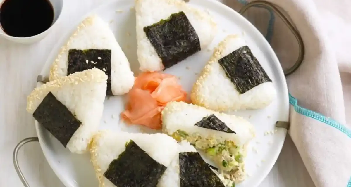Hidangan Jepang Nasi Kepal Onigiri Dengan Isian Di Dalamnya