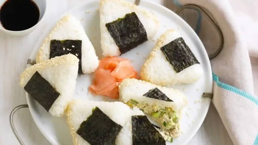 Hidangan Jepang Nasi Kepal Onigiri Dengan Isian Di Dalamnya