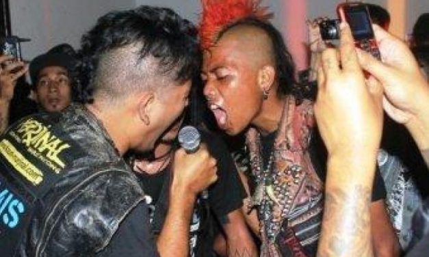 Sekelompok Orang Atau Remaja Yang Mengikuti Budaya Punk