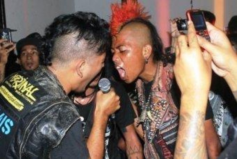 Sekelompok Orang Atau Remaja Yang Mengikuti Budaya Punk