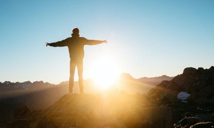 Menatap Indahnya Sunrise Di Pagi Hari Dengan Tenang