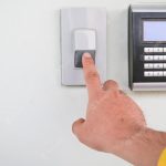 Pemberitahuan Tamu Melalui Alat Canggih Bel Pintu