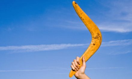 Senjata Dari Aborigin Bumerang Yang Bisa Kembali