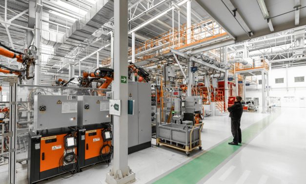 Bangunan Besar Pabrik Tempat Produksi Barang