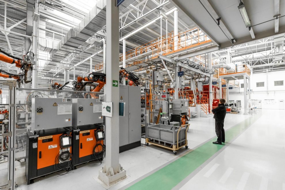 Bangunan Besar Pabrik Tempat Produksi Barang