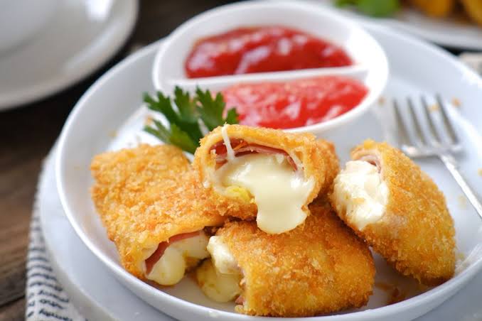 Makanan Panjang Risol Dengan Berbagai Isian Di Dalam