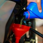Sebuah Pelumas Kendaraan 2 Tak Pada Oli Samping