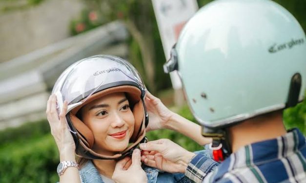 Pelindung Berkendaraan Bagian Kepala Sebuah Helm