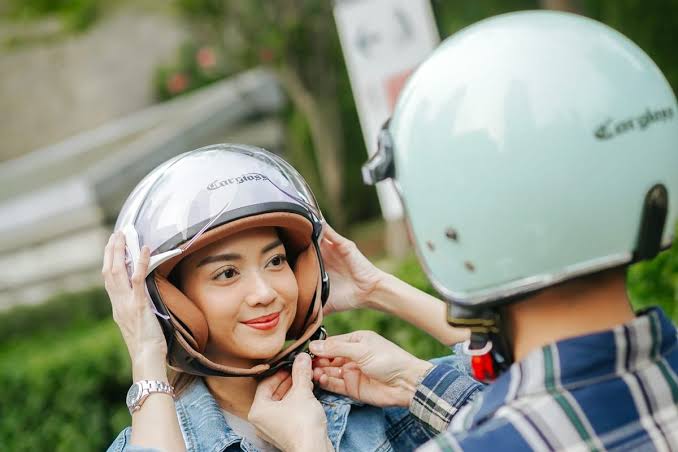 Pelindung Berkendaraan Bagian Kepala Sebuah Helm
