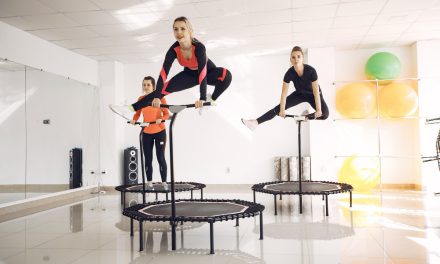 Hiburan Olahraga Trampolin Dengan Lompatan Indah