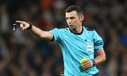 Pemimpin Jalannya Olahraga Menggunakan Seorang Wasit