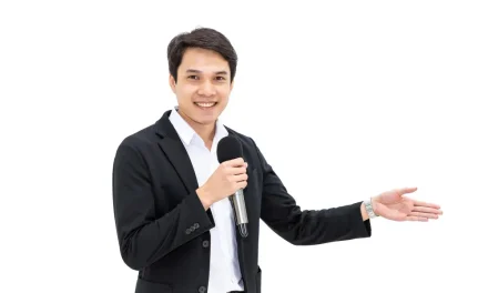 Seseorang Profesi MC Sebagai Pembawa Acara