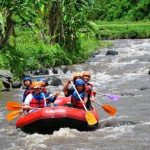 Olahraga Ekstrem Air Arung Jeram Di Sungai
