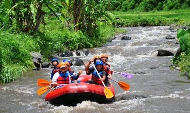 Olahraga Ekstrem Air Arung Jeram Di Sungai