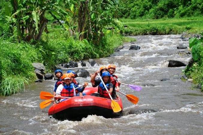 Olahraga Ekstrem Air Arung Jeram Di Sungai