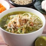Hidangan Kuah Soto Dengan Berbagai Isian Di Dalamnya