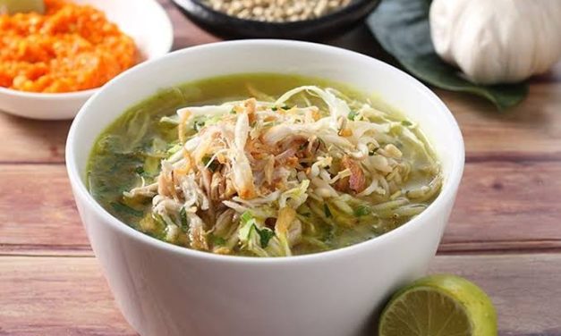 Hidangan Kuah Soto Dengan Berbagai Isian Di Dalamnya