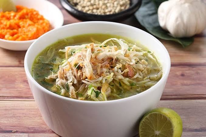 Hidangan Kuah Soto Dengan Berbagai Isian Di Dalamnya