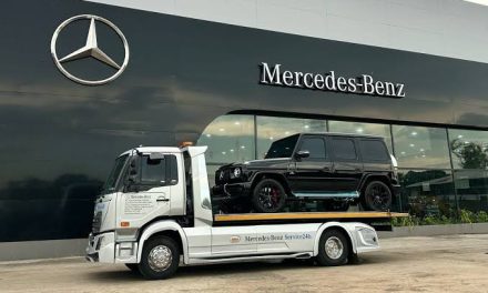 Suatu Kendaraan Towing Untuk Menderek Peralatan Benda Berat