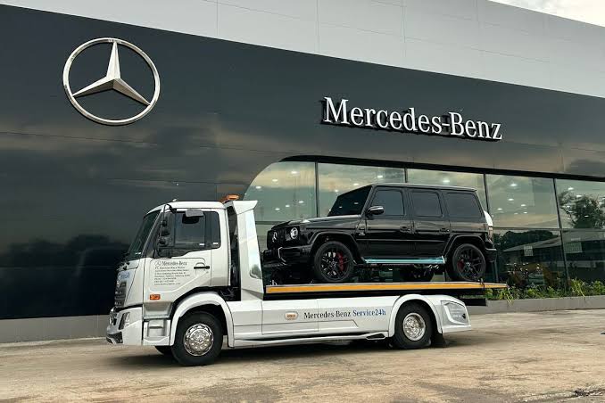 Suatu Kendaraan Towing Untuk Menderek Peralatan Benda BeratSuatu Kendaraan Towing Untuk Menderek Peralatan Benda Berat